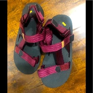 New Freewaters
Supreem Sandals - Women's 9
